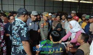 WhatsADistribusi BLT Kesra di Gudang Bulog Jampangkulon, Camat Lakukan Pengawasan Lapanganpp Image 2025-12-30 at 16.47.11