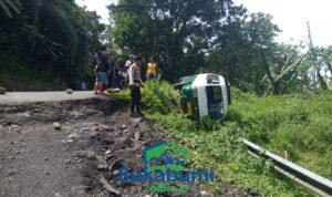 Angkot Terbalik Tanpa Penumpang, Kecelakaan Tunggal di Tanjakan Baeud